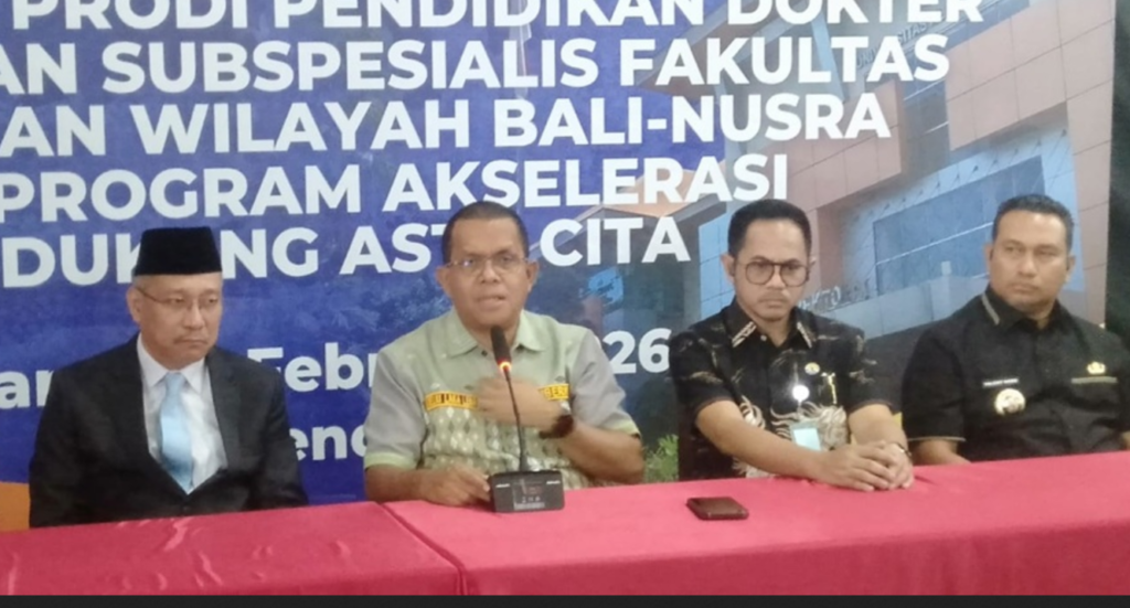 Gubernur NTT Emanuel Melkiades Laka Lena (dua dari kiri). Dok: Istimewa.