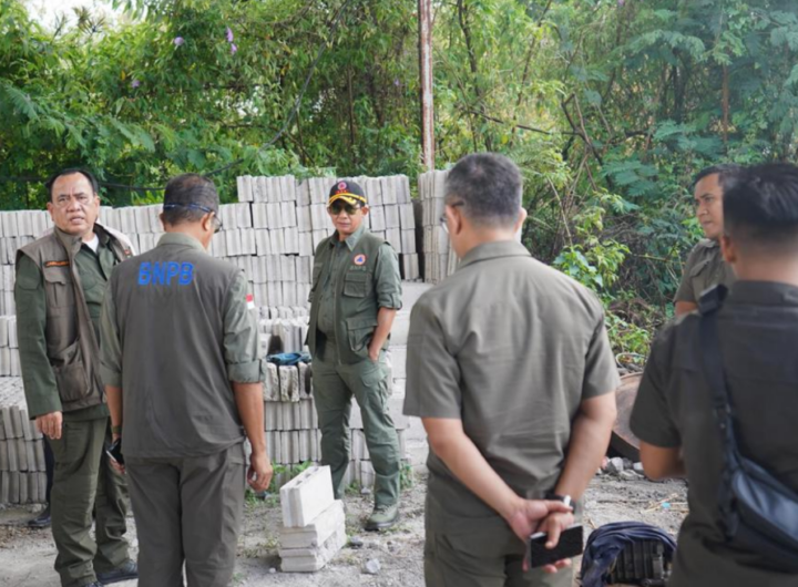Kepala BNPB Letjen TNI Dr. Suharyanto S.Sos., M.M., (topi kacamata hitam) saat memastikan bahan material untuk pembangunan hunian sementara. Dok: Istimewa.