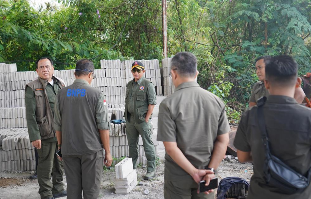 Kepala BNPB Letjen TNI Dr. Suharyanto S.Sos., M.M., (topi kacamata hitam) saat memastikan bahan material untuk pembangunan hunian sementara. Dok: Istimewa.