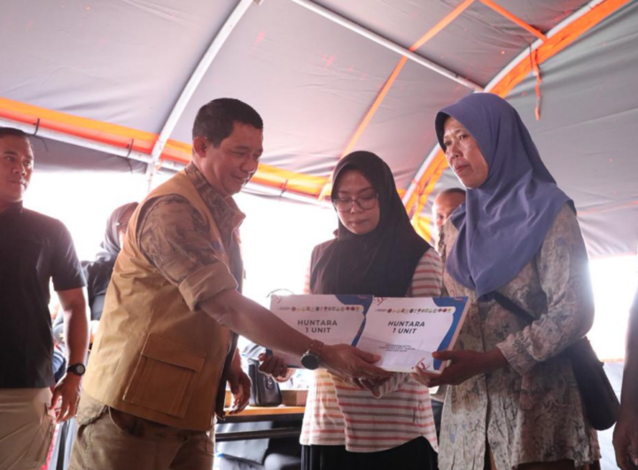Kepala Badan Nasional Penanggulangan Bencana (BNPB) Letjen TNI Dr. Suharyanto, S.Sos., M.M. menyerahkan secara simbolis 252 unit hunian sementara (huntara) kepada warga terdampak bencana hidrometeorologi di Kecamatan Ketol, Kabupaten Aceh Tengah, Provinsi Aceh. Dok: Istimewa.