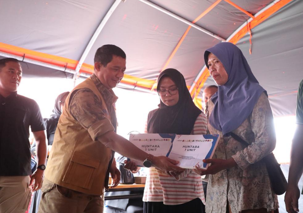 Kepala Badan Nasional Penanggulangan Bencana (BNPB) Letjen TNI Dr. Suharyanto, S.Sos., M.M. menyerahkan secara simbolis 252 unit hunian sementara (huntara) kepada warga terdampak bencana hidrometeorologi di Kecamatan Ketol, Kabupaten Aceh Tengah, Provinsi Aceh. Dok: Istimewa.