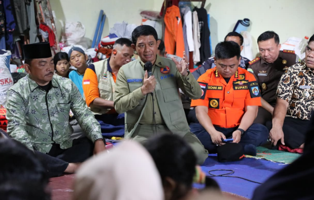 Kepala Badan Nasional Penanggulangan Bencana (BNPB) Letjen TNI Dr. Suharyanto meninjau langsung dan berdialog dengan warga terdampak di pos pengungsian Desa Padasari, Kecamatan Jatinegara. Dok: Istimewa.