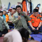 Kepala Badan Nasional Penanggulangan Bencana (BNPB) Letjen TNI Dr. Suharyanto meninjau langsung dan berdialog dengan warga terdampak di pos pengungsian Desa Padasari, Kecamatan Jatinegara. Dok: Istimewa.