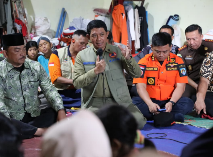 Kepala Badan Nasional Penanggulangan Bencana (BNPB) Letjen TNI Dr. Suharyanto meninjau langsung dan berdialog dengan warga terdampak di pos pengungsian Desa Padasari, Kecamatan Jatinegara. Dok: Istimewa.