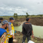 Kepala Badan Nasional Penanggulangan Bencana (BNPB) Letjen TNI Dr. Suharyanto, S. Sos., M.M. (kemeja hijau dan rompi hijau) saat meninjau progres perbaikan tanggul di Desa Tinanding, Kecamatan Kebonagung, Kabupaten Grobogan, Provinsi Jawa Tengah. Dok: Istimewa.