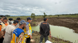 Kepala Badan Nasional Penanggulangan Bencana (BNPB) Letjen TNI Dr. Suharyanto, S. Sos., M.M. (kemeja hijau dan rompi hijau) saat meninjau progres perbaikan tanggul di Desa Tinanding, Kecamatan Kebonagung, Kabupaten Grobogan, Provinsi Jawa Tengah. Dok: Istimewa.