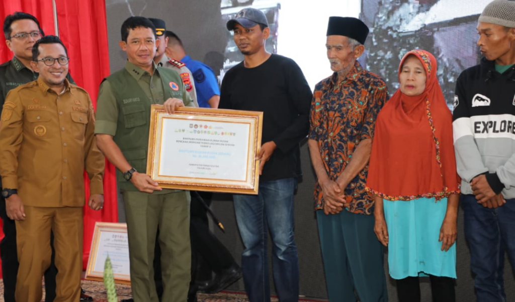 Kepala Badan Nasional Penanggulangan Bencana (BNPB) Letjen TNI Dr. Suharyanto, S.Sos., M.M., menyerahkan secara simbolis dana stimulan tahap II kepada penyintas bencana. Dok: Istimewa.