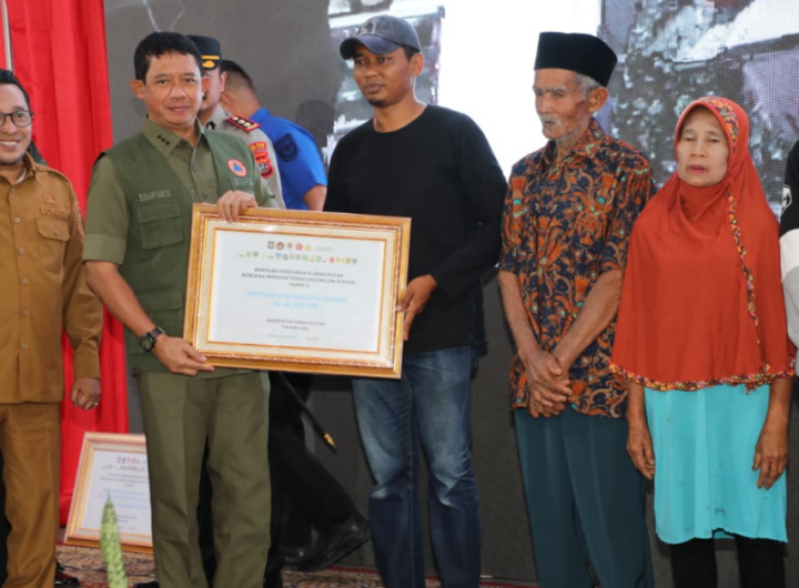 Kepala Badan Nasional Penanggulangan Bencana (BNPB) Letjen TNI Dr. Suharyanto, S.Sos., M.M., menyerahkan secara simbolis dana stimulan tahap II kepada penyintas bencana. Dok: Istimewa.