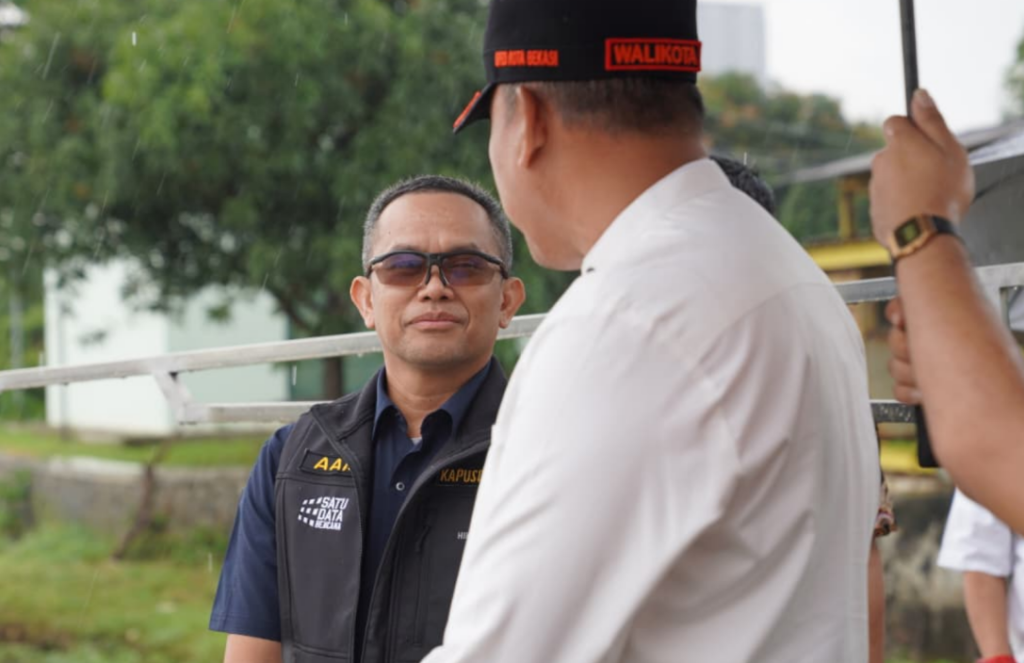 Kepala Pusat Data Informasi dan Komunikasi Kebencanaan BNPB Abdul Muhari, Ph.D. (baju biru rompi) bersama Walikota Bekasi Tri Adhianto (baju putih). Dok: Istimewa.