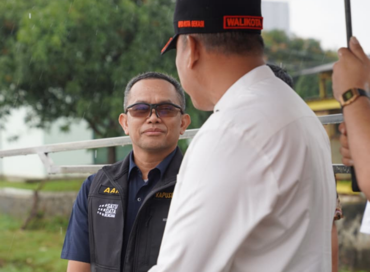 Kepala Pusat Data Informasi dan Komunikasi Kebencanaan BNPB Abdul Muhari, Ph.D. (baju biru rompi) bersama Walikota Bekasi Tri Adhianto (baju putih). Dok: Istimewa.