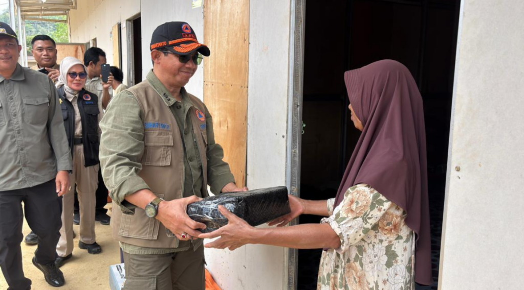 Kepala BNPB Letjen TNI Dr. Suharyanto, S.Sos., M.M (kemeja hijau dengan rompi cokelat) saat menyapa dan memberikan bantuan kepada warga Agusen yang tinggal di hunian sementara (huntara) di Kecamatan Blangkejeren, Kabupaten Gayo Lues, Provinsi Aceh. Dok: Istimewa.