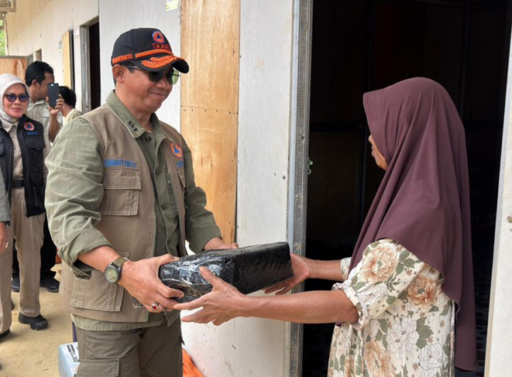 Kepala BNPB Letjen TNI Dr. Suharyanto, S.Sos., M.M (kemeja hijau dengan rompi cokelat) saat menyapa dan memberikan bantuan kepada warga Agusen yang tinggal di hunian sementara (huntara) di Kecamatan Blangkejeren, Kabupaten Gayo Lues, Provinsi Aceh. Dok: Istimewa.