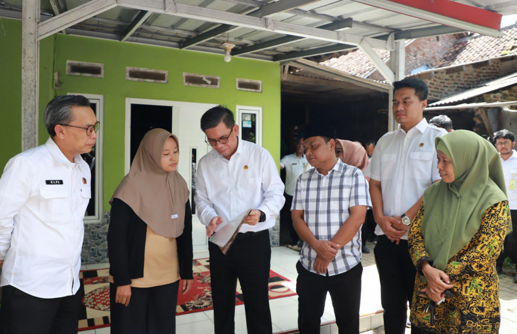 Kepala Kantor Wilayah Badan Pertanahan Nasional (BPN) Provinsi Banten, Harison Mocodompis, menyaksikan secara langsung penyerahan sertipikat Pendaftaran Tanah Sistematis Lengkap (PTSL) Tahun Anggaran 2026. Dok: Istimewa.