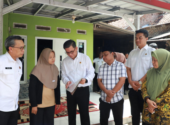 Kepala Kantor Wilayah Badan Pertanahan Nasional (BPN) Provinsi Banten, Harison Mocodompis, menyaksikan secara langsung penyerahan sertipikat Pendaftaran Tanah Sistematis Lengkap (PTSL) Tahun Anggaran 2026. Dok: Istimewa.