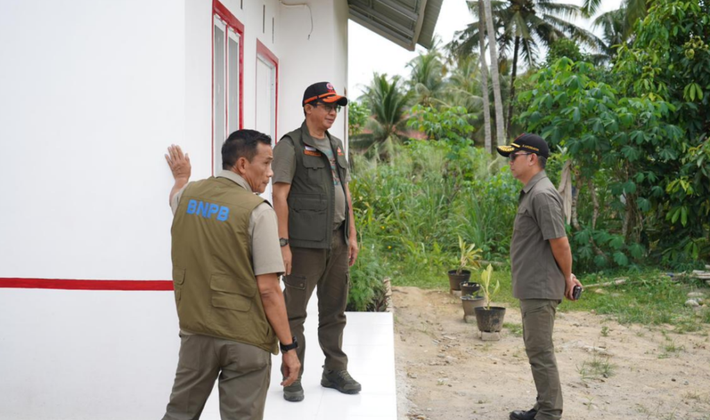 Kepala BNPB Letjen TNI Dr. Suharyanto, S.Sos., M.M saat memeriksa progres pembangunan hunian tetap (huntap) insitu di Desa Balee Panah, Kecamatan Juli, Kabupaten Bireuen. Dok: Istimewa.