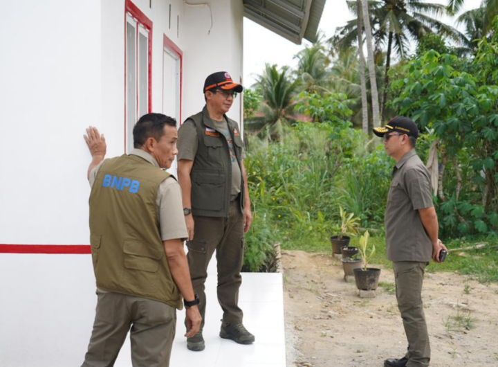 Kepala BNPB Letjen TNI Dr. Suharyanto, S.Sos., M.M saat memeriksa progres pembangunan hunian tetap (huntap) insitu di Desa Balee Panah, Kecamatan Juli, Kabupaten Bireuen. Dok: Istimewa.