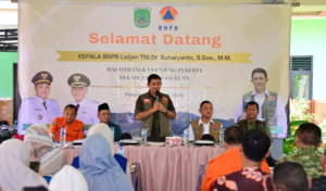 Kepala BNPB Letjen TNI Dr. Suharyanto, S.Sos., M.M., saat berdialog dengan Forkopimda di Kantor Kecamatan Rejoso, Kabupaten Pasuruan, Jawa Timur. Dok: Istimewa.
