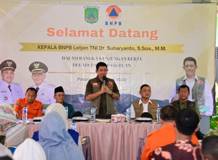 Kepala BNPB Letjen TNI Dr. Suharyanto, S.Sos., M.M., saat berdialog dengan Forkopimda di Kantor Kecamatan Rejoso, Kabupaten Pasuruan, Jawa Timur. Dok: Istimewa.