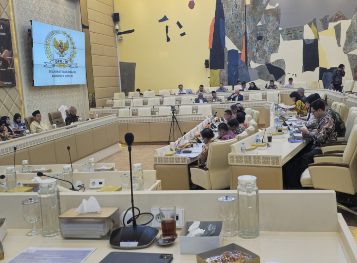 Menteri Agraria dan Tata Ruang/Kepala Badan Pertanahan Nasional (ATR/BPN) Nusron Wahid saat mengikuti rapat kerja dan rapat dengar pendapat bersama Komisi II DPR RI di kompleks parlemen, Senayan, Jakarta, Selasa (31/3/2026). Dok: HF.