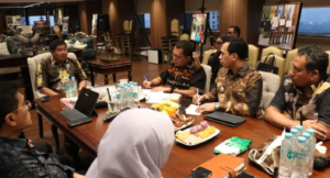 Gubernur NTT Timur Melki Laka Lena saat bertemu dengan Menteri Perumahan dan Kawasan Permukiman (PKP), Maruarar Sirait di Jakarta. Dok: Istimewa.