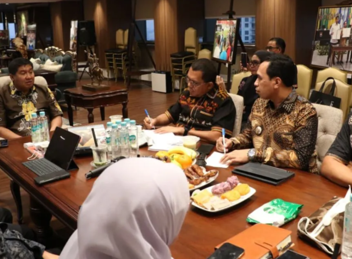 Gubernur NTT Timur Melki Laka Lena saat bertemu dengan Menteri Perumahan dan Kawasan Permukiman (PKP), Maruarar Sirait di Jakarta. Dok: Istimewa.