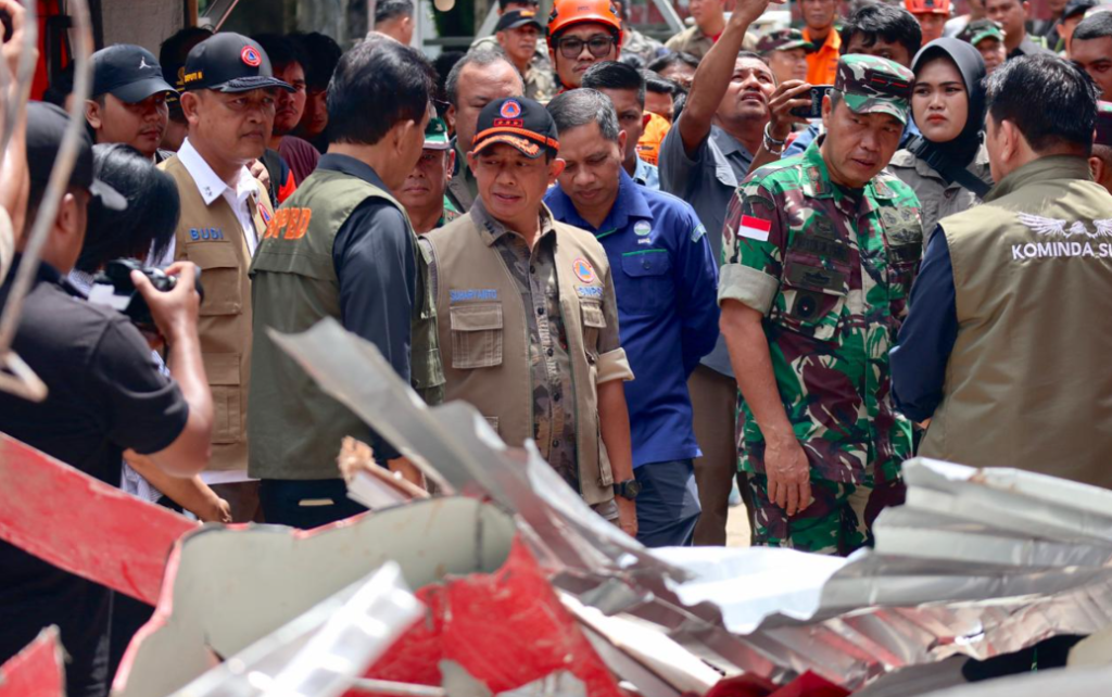 Kepala BNPB Letjen TNI Suharyanto (topi hitam rompi cokelat) didampingi jajaran pemerintah provinsi Sulawesi Utara. Dok: Istimewa.