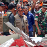 Kepala BNPB Letjen TNI Suharyanto (topi hitam rompi cokelat) didampingi jajaran pemerintah provinsi Sulawesi Utara. Dok: Istimewa.