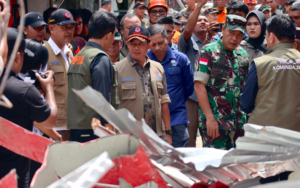 Kepala BNPB Letjen TNI Suharyanto (topi hitam rompi cokelat) didampingi jajaran pemerintah provinsi Sulawesi Utara. Dok: Istimewa.