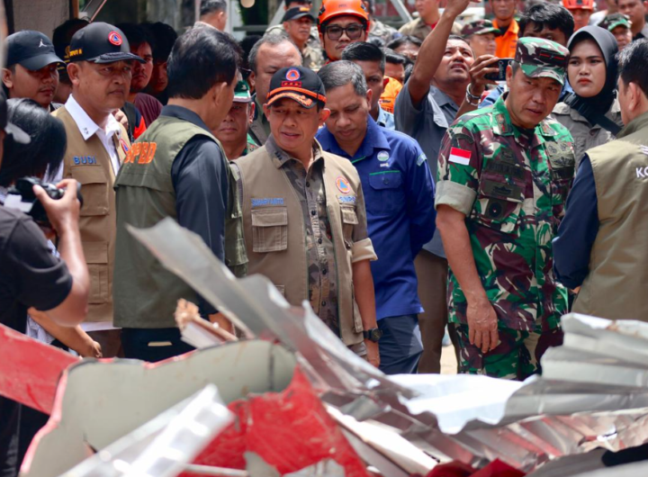 Kepala BNPB Letjen TNI Suharyanto (topi hitam rompi cokelat) didampingi jajaran pemerintah provinsi Sulawesi Utara. Dok: Istimewa.