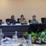 Kepala BNPB Letjen TNI Dr. Suharyanto turut hadir dan memaparkan progres realisasi penyaluran dana stimulan rumah rusak terdampak bencana di Sumatra, pada Rapat Koordinasi Tingkat Menteri Tim Pengarah Satgas Percepatan Rehabilitasi dan Rekonstruksi Pascabencana, di Kantor Kementerian Koordinator Bidang Pembangunan Manusia dan Kebudayaan, Jakarta. Dok: Istimewa.