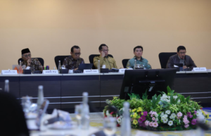 Kepala BNPB Letjen TNI Dr. Suharyanto turut hadir dan memaparkan progres realisasi penyaluran dana stimulan rumah rusak terdampak bencana di Sumatra, pada Rapat Koordinasi Tingkat Menteri Tim Pengarah Satgas Percepatan Rehabilitasi dan Rekonstruksi Pascabencana, di Kantor Kementerian Koordinator Bidang Pembangunan Manusia dan Kebudayaan, Jakarta. Dok: Istimewa.