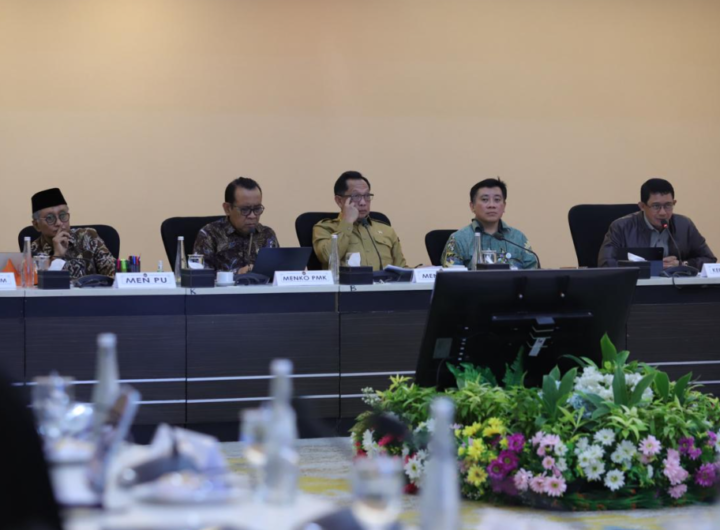 Kepala BNPB Letjen TNI Dr. Suharyanto turut hadir dan memaparkan progres realisasi penyaluran dana stimulan rumah rusak terdampak bencana di Sumatra, pada Rapat Koordinasi Tingkat Menteri Tim Pengarah Satgas Percepatan Rehabilitasi dan Rekonstruksi Pascabencana, di Kantor Kementerian Koordinator Bidang Pembangunan Manusia dan Kebudayaan, Jakarta. Dok: Istimewa.