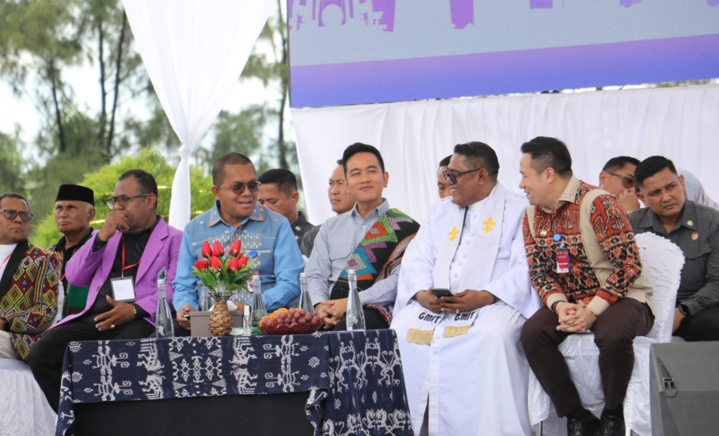 Gubernur NTT Emanuel Melkiades Laka Lena berbincang bersama Wakil Presiden RI Gibran Rakabuming Raka menjelang pembukaan Festival Paskah Pemuda GMIT 2026 di Kupang, Senin (6/4). Momentum ini menegaskan komitmen bersama dalam memperkuat toleransi dan pembangunan inklusif di NTT. Dok: Istimewa.