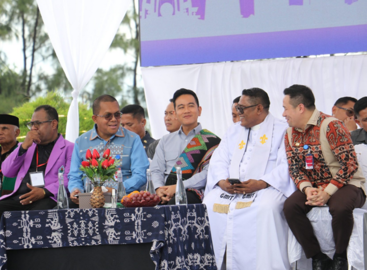Gubernur NTT Emanuel Melkiades Laka Lena berbincang bersama Wakil Presiden RI Gibran Rakabuming Raka menjelang pembukaan Festival Paskah Pemuda GMIT 2026 di Kupang, Senin (6/4). Momentum ini menegaskan komitmen bersama dalam memperkuat toleransi dan pembangunan inklusif di NTT. Dok: Istimewa.