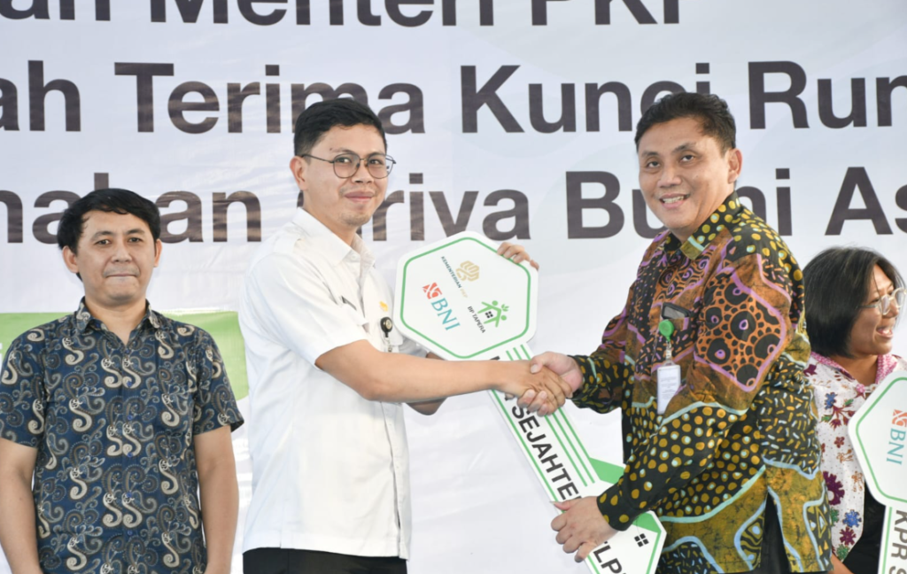 Komisioner BP Tapera, Heru Pudyo Nugroho, menyerahkan kunci rumah kepada penerima manfaat program FLPP di Perumahan Griya Bumi Asih, Minahasa, Selasa (8/4/2026). Dok: Istimewa.