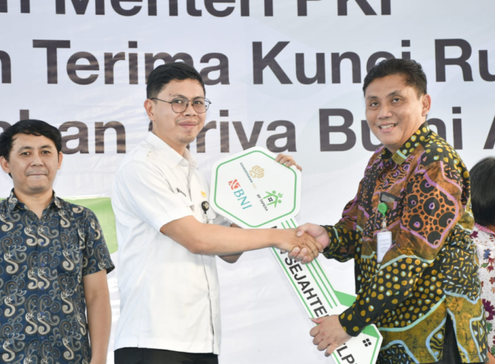 Komisioner BP Tapera, Heru Pudyo Nugroho, menyerahkan kunci rumah kepada penerima manfaat program FLPP di Perumahan Griya Bumi Asih, Minahasa, Selasa (8/4/2026). Dok: Istimewa.