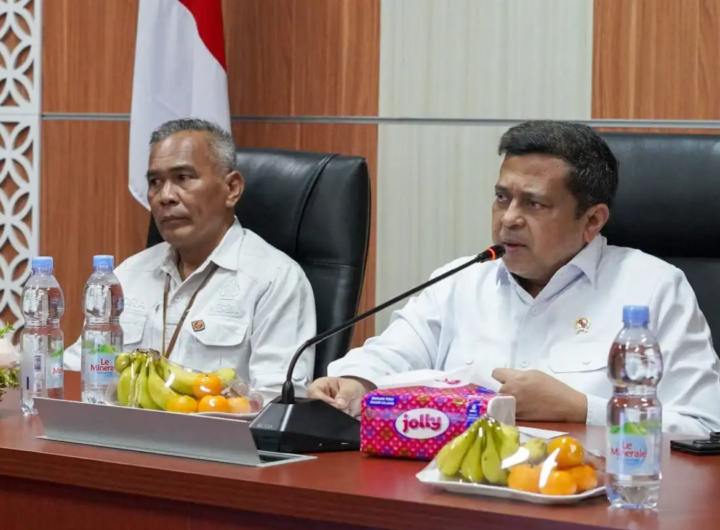 Kepala Badan Penyelenggara Jaminan Produk Halal, Ahmad Haikal Hasan, bersama Kepala PPSDM Indrayani, dalam kegiatan pembukaan Pelatihan AKPK bagi ASN BPJPH. Dok: BPJPH.