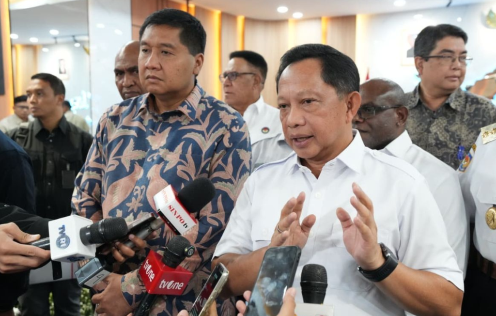 Menteri Dalam Negeri Muhammad Tito Karnavian (kanan) bersama Menteri Perumahan dan Kawasan Permukiman Maruarar Sirait (kiri) memberikan keterangan kepada awak media usai rapat persiapan pembangunan dan rehabilitasi rumah layak huni di wilayah Papua. Dok: Istimewa.