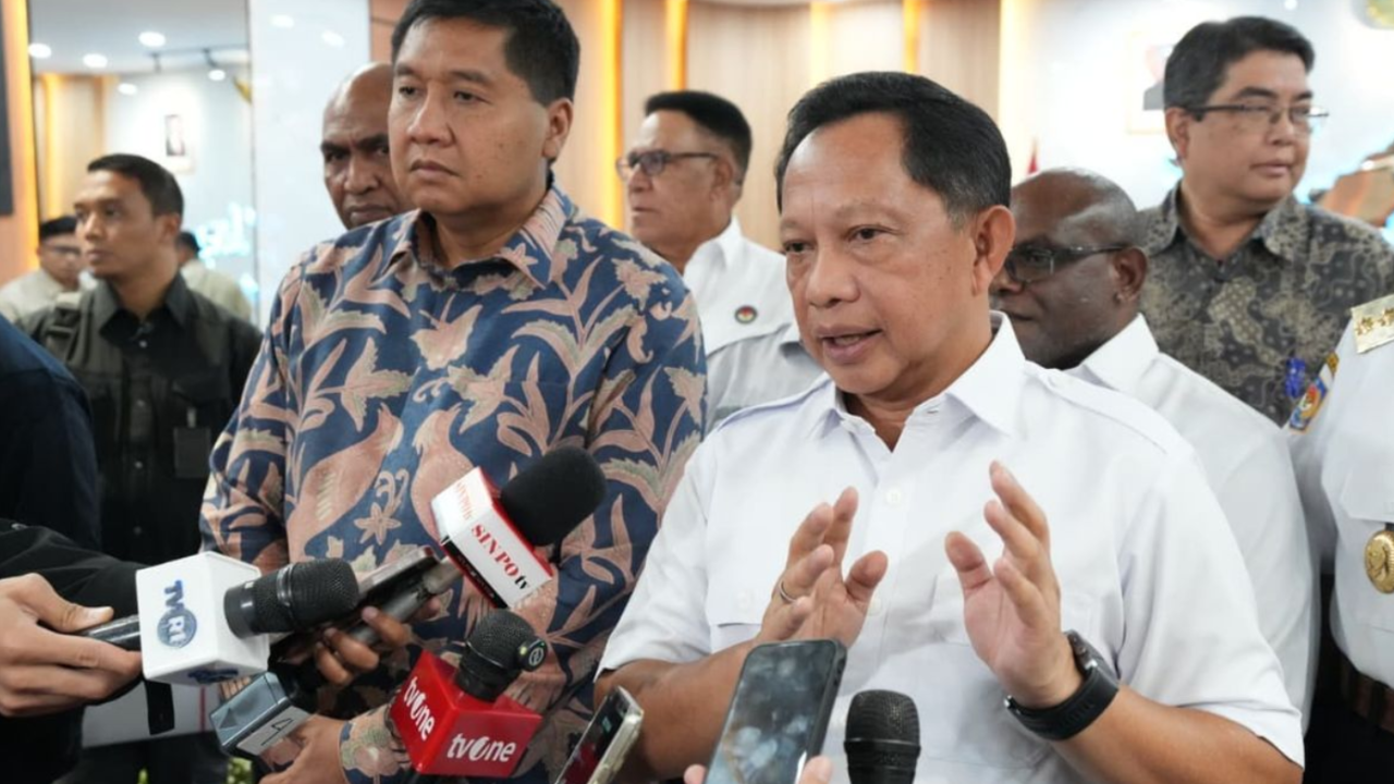 Menteri Dalam Negeri Muhammad Tito Karnavian (kanan) bersama Menteri Perumahan dan Kawasan Permukiman Maruarar Sirait (kiri) memberikan keterangan kepada awak media usai rapat persiapan pembangunan dan rehabilitasi rumah layak huni di wilayah Papua. Dok: Istimewa.