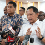 Menteri Dalam Negeri Muhammad Tito Karnavian (kanan) bersama Menteri Perumahan dan Kawasan Permukiman Maruarar Sirait (kiri) memberikan keterangan kepada awak media usai rapat persiapan pembangunan dan rehabilitasi rumah layak huni di wilayah Papua. Dok: Istimewa.