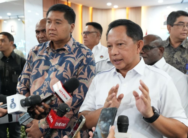 Menteri Dalam Negeri Muhammad Tito Karnavian (kanan) bersama Menteri Perumahan dan Kawasan Permukiman Maruarar Sirait (kiri) memberikan keterangan kepada awak media usai rapat persiapan pembangunan dan rehabilitasi rumah layak huni di wilayah Papua. Dok: Istimewa.