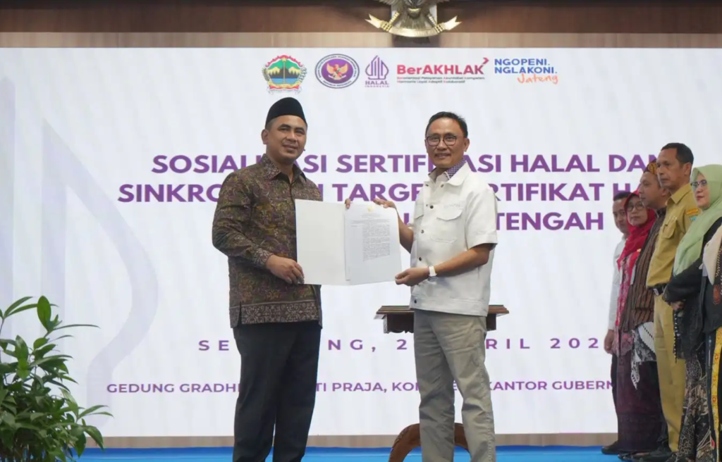 Sekretaris Utama BPJPH Muhamad Aqil Irham menerima dokumen hibah lahan dari Wakil Gubernur Jawa Tengah Taj Yasin Maimoen dalam penguatan layanan jaminan produk halal di daerah. Dok: Istimewa.