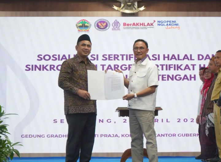 Sekretaris Utama BPJPH Muhamad Aqil Irham menerima dokumen hibah lahan dari Wakil Gubernur Jawa Tengah Taj Yasin Maimoen dalam penguatan layanan jaminan produk halal di daerah. Dok: Istimewa.