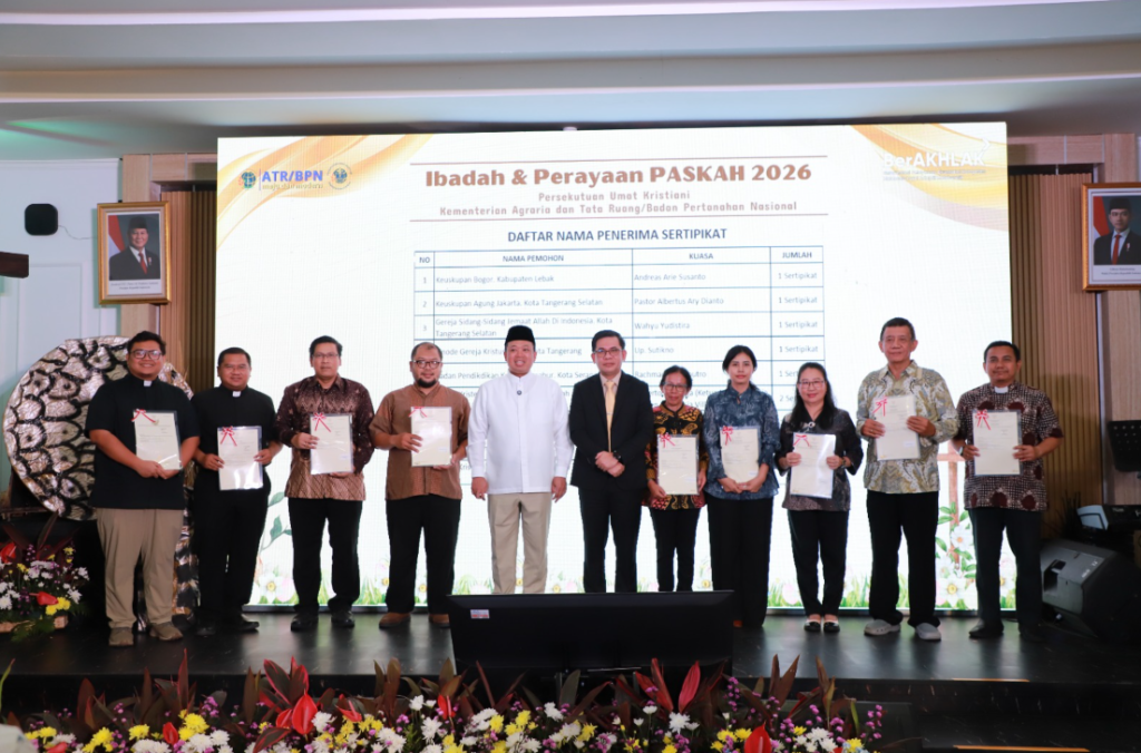 Penyerahan sertipikat rumah ibadah dan lembaga pendidikan mewarnai Perayaan Paskah ATR/BPN 2026 sebagai bentuk dukungan terhadap kepastian hukum aset sosial dan keagamaan. Dok: Istimewa.
