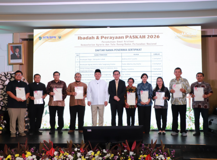 Penyerahan sertipikat rumah ibadah dan lembaga pendidikan mewarnai Perayaan Paskah ATR/BPN 2026 sebagai bentuk dukungan terhadap kepastian hukum aset sosial dan keagamaan. Dok: Istimewa.