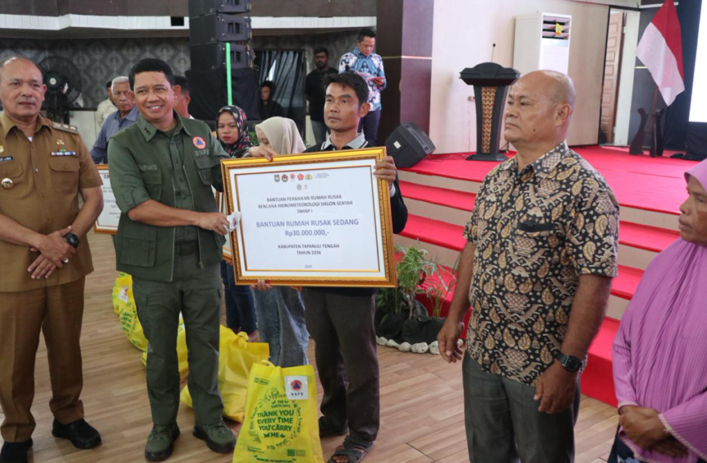 Kepala BNPB Letjen TNI Dr. Suharyanto, S.Sos., M.M., menyampaikan sambutan dan arahan pada agenda penyerahan dana stimulan perbaikan rumah secara simbolis kepada warga terdampak bencana hidrometeorologi basah akibat Siklon Senyar, yang digelar di Gedung GOR Pandan, Sibolga, Kabupaten Tapanuli Tengah. Dok: Istimewa.