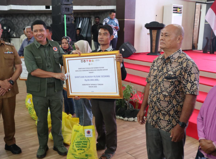 Kepala BNPB Letjen TNI Dr. Suharyanto, S.Sos., M.M., menyampaikan sambutan dan arahan pada agenda penyerahan dana stimulan perbaikan rumah secara simbolis kepada warga terdampak bencana hidrometeorologi basah akibat Siklon Senyar, yang digelar di Gedung GOR Pandan, Sibolga, Kabupaten Tapanuli Tengah. Dok: Istimewa.