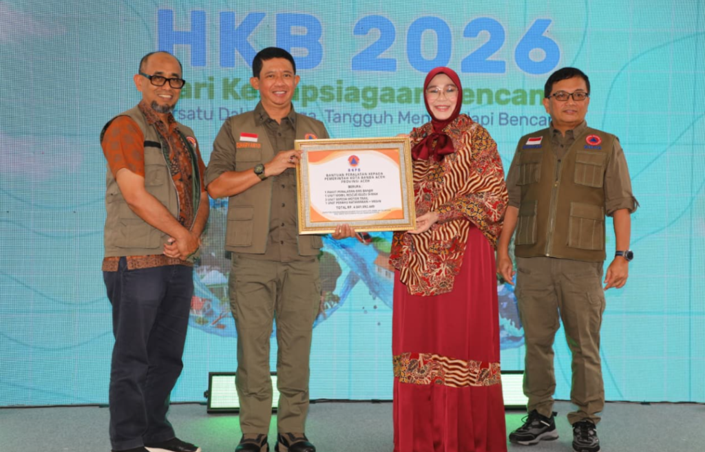 Kepala Badan Nasional Penanggulangan Bencana Suharyanto menyerahkan secara simbolis perangkat EWS banjir kepada Wali Kota Banda Aceh Illiza Sa’aduddin Djamal pada puncak Hari Kesiapsiagaan Bencana 2026 di Banda Aceh, Minggu (26/4).