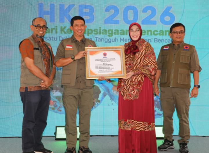 Kepala Badan Nasional Penanggulangan Bencana Suharyanto menyerahkan secara simbolis perangkat EWS banjir kepada Wali Kota Banda Aceh Illiza Sa’aduddin Djamal pada puncak Hari Kesiapsiagaan Bencana 2026 di Banda Aceh, Minggu (26/4).