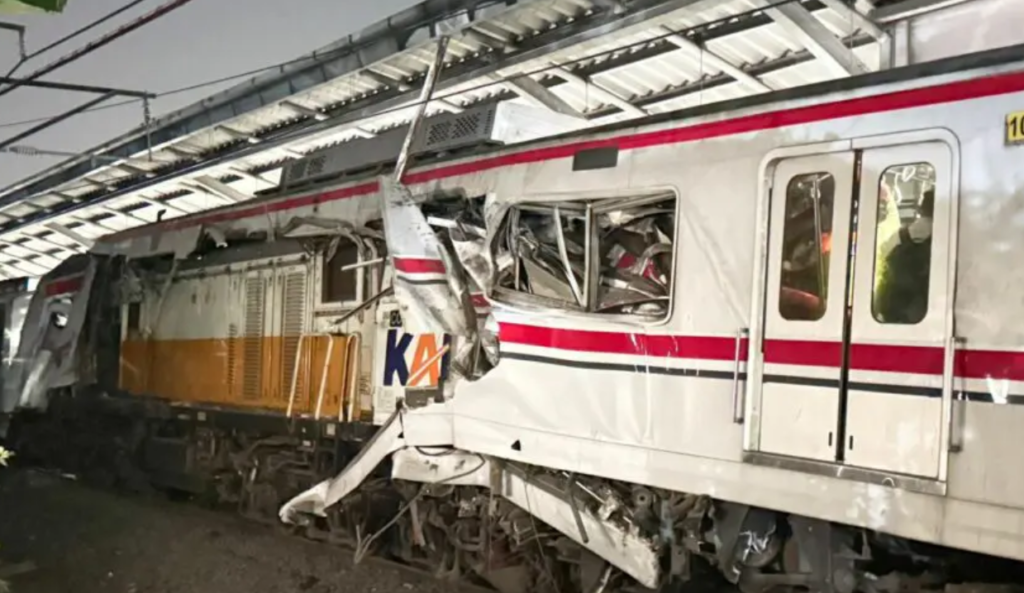 Kondisi kereta api dan KRL setelah tragedi tabrakan di Bekasi Timur, Jawa Barat. Dok: Istimewa.